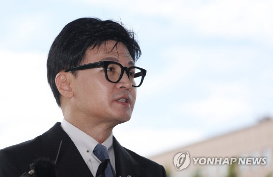 '광복절특사' 사면심사위원회가 열리는 9일 위원장을 맡은 한동훈 법무부 장관이 정부과천청사로 출근하던 중 기자들의 질문에 답하고 있다.<연합뉴스>